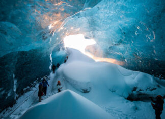 Las hermosas cuevas de hielo glaciar en Islandia