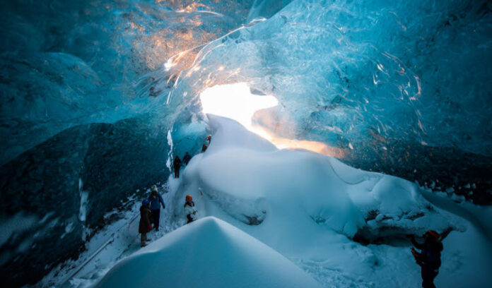Las hermosas cuevas de hielo glaciar en Islandia